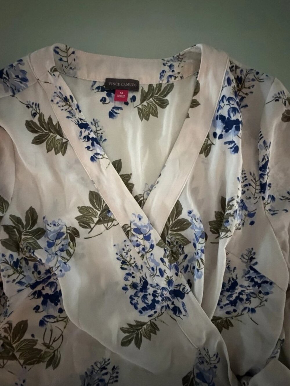 Vince Camuto Blue Wisteria Floral Wrap Blouse M Snap V-Neck Long Sleeve Tie